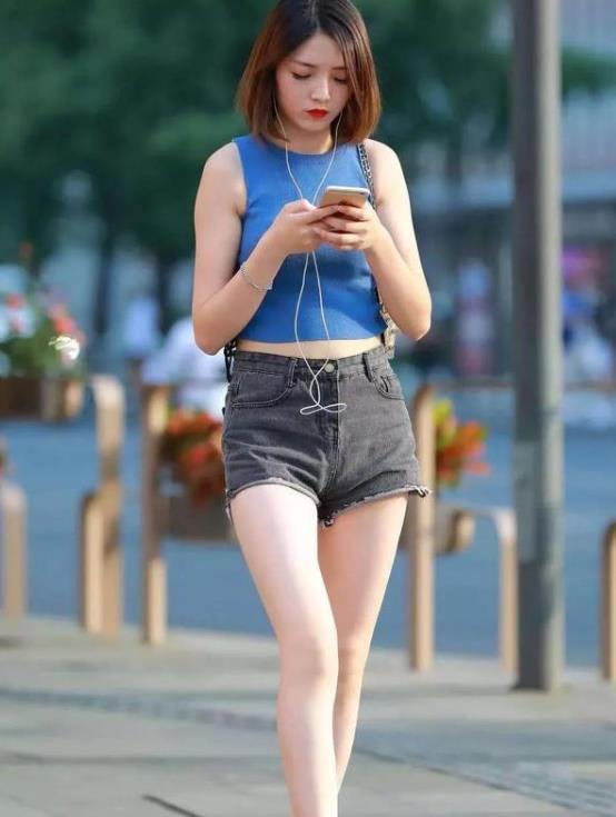  『气质』街拍：气质不凡的美女，身穿短款上衣搭配牛仔裤，展现端庄优雅的魅力