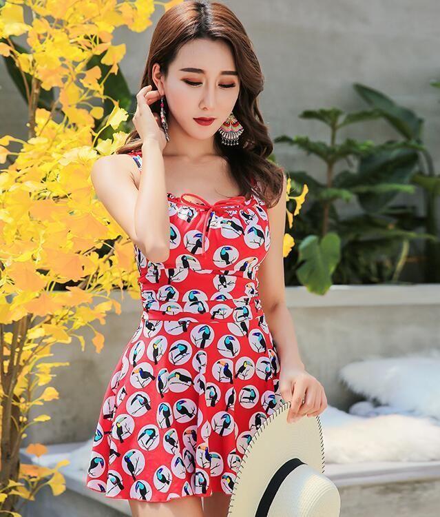 穿着时髦泳衣出去满满的回头率，显高端贵族风范