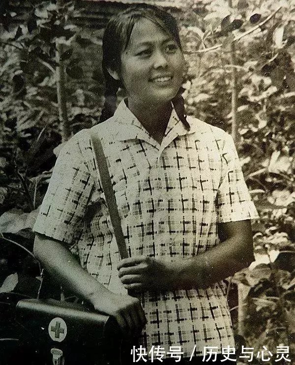 七十年代老照片大城市里也有些人开始像西方一样,穿着比较开放的