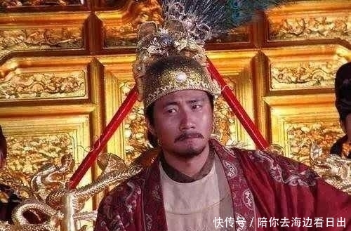 『奏折』宫女见朱元璋深夜还在批奏折,送来一碗热粥,朱元璋却说:斩了