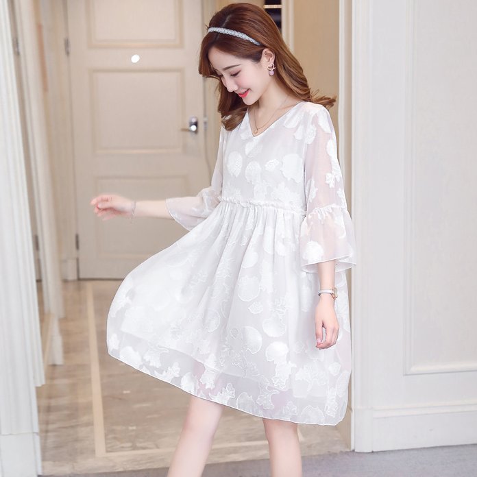 这么好看的连衣裙还是头一次见到，穿在身上闪闪发光