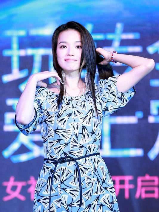 瘦下来的赵薇气质真好，穿印花裙撞上舒淇，居然一点儿都没输！