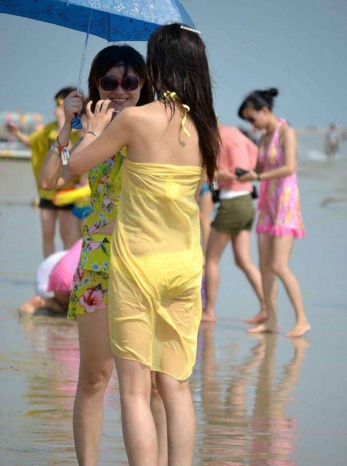 路人街拍, 海边的丰满辣妈, 好身材遮不住啊