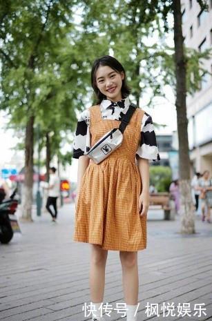  『个性』路人街拍，小姐姐染了一个绿色的头发，真是有个性
