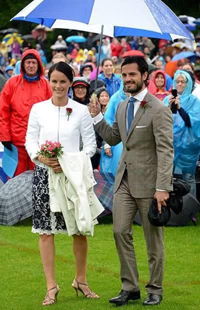 各国王妃在下雨天，凯特不顾威廉只管自己，雨中丹麦王妃很惊艳!