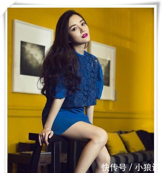 李小璐终于开始穿短裤秀腿了，网友发黑的双膝暴露了太多秘密！