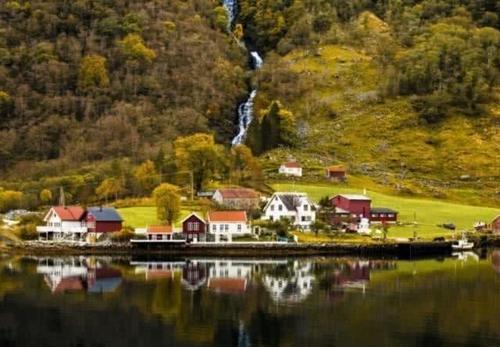 乘坐游船,游览松恩峡湾的美景,欣赏黑门山国家公园!