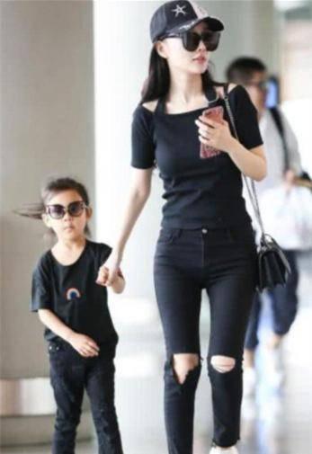 李小璐真会穿,穿破洞牛仔裤嫩回20岁,网友:越看越养眼