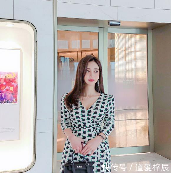  『果绿色』孙允珠果绿色印花连衣裙，显高挑身材绽放女人味