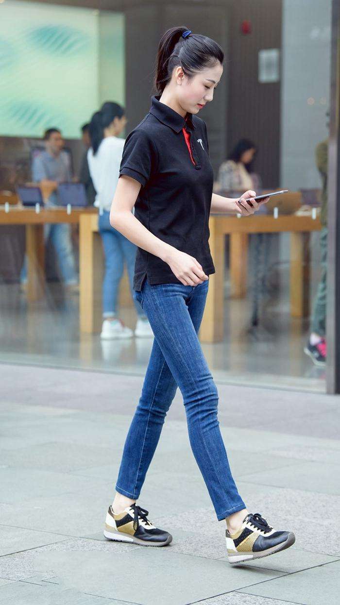 街拍：高颜值的女生, 这样来穿牛仔裤, 显得特别干净有气质