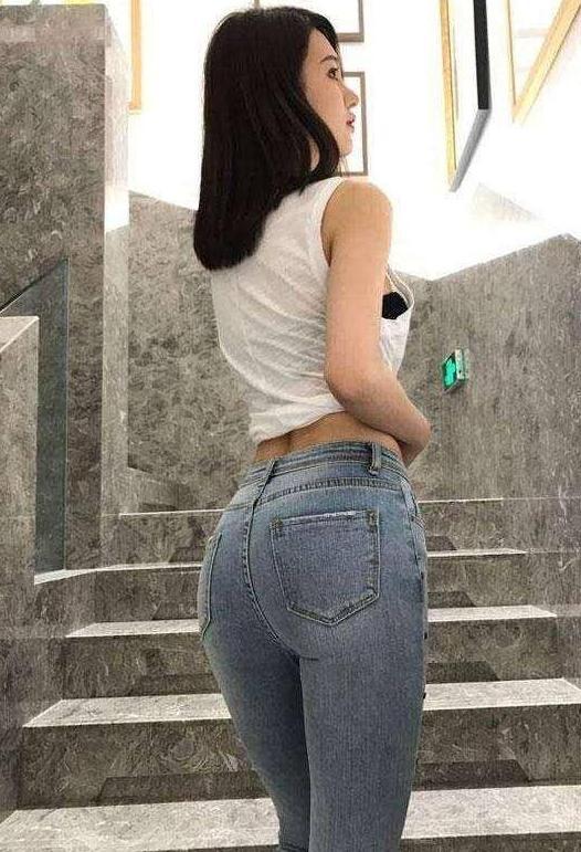 满屏“美腿季”, 俏皮紧身裤秀出纤细长腿，完美修饰女性曲线