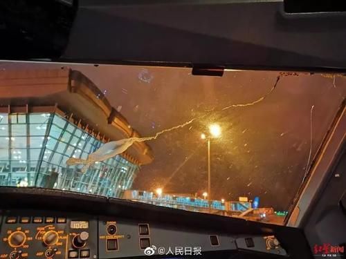  【高空】风挡玻璃现裂纹，航班万米高空急降！“中国机长”重现