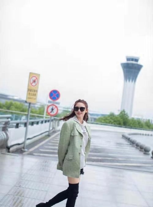  『美女』美女粉色针织衫配上牛仔短裙，十分婉约动人