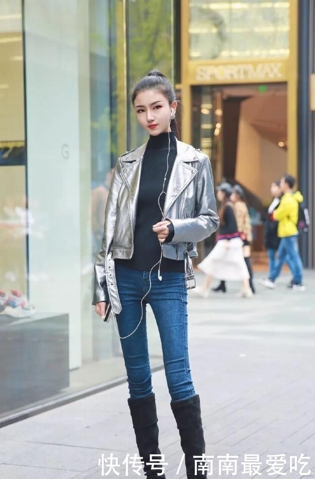 『蓝色』蓝色紧身牛仔裤搭配高筒靴,穿一件亮银色皮衣更是帅气感十足
