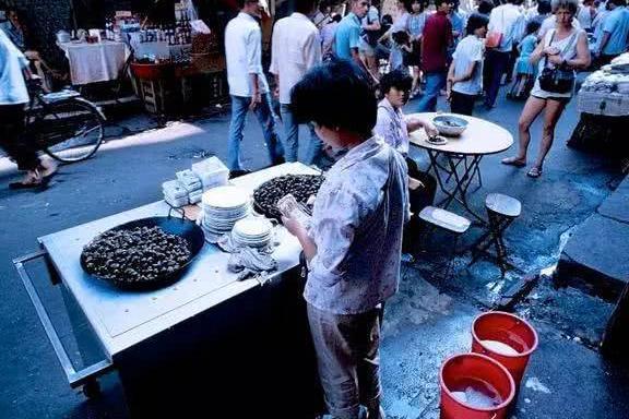 15张老照片:80年代外国游客拍摄的中国小吃！