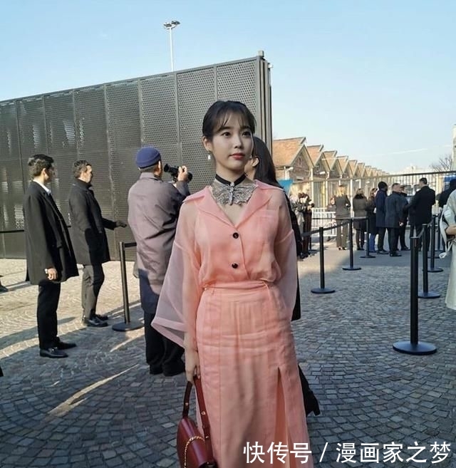  「橙粉」米兰看GUCCI秋冬秋蜜瓜橙粉裙，IU乖乖女终于出门了
