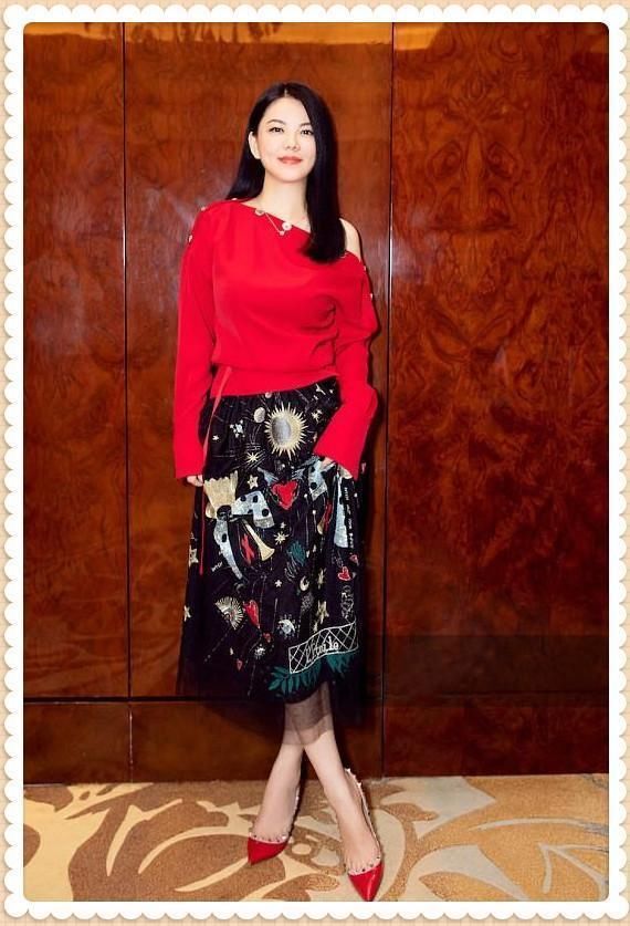 李湘42岁，赵薇也42岁，二人同穿红色露肩裙，差距竟如此尴尬？