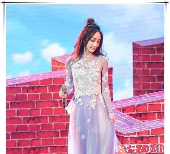 看了马伊琍的礼服裙，再看看姚笛，真的想对文章说一句好福气！