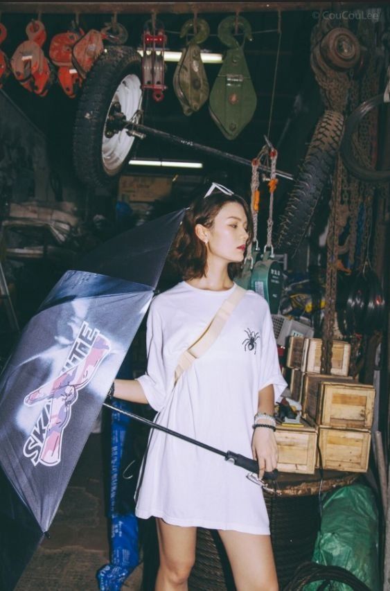 热巴缝深V领，杜鹃球鞋穿得有点皮!要嫁杰森哥的女人每一秒都美!