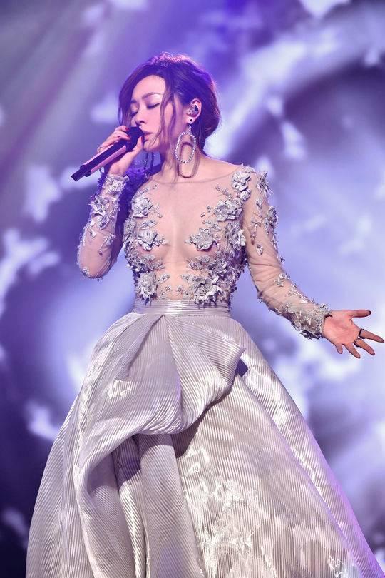 张靓颖真敢穿，吊带纱裙惊艳全场，网友：一般人驾驭不了