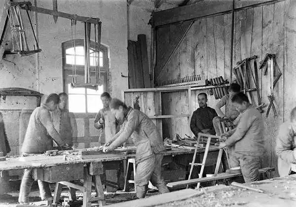 美国人在鞋盒里发现了6000张中国老照片，轰动全世界