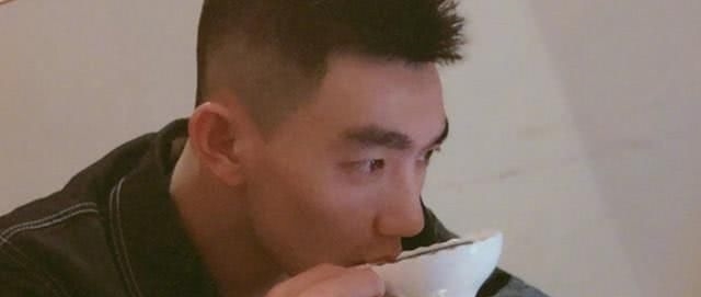 【何捷】张馨予不做饭改种花了, 老公何捷帮不上忙, 只好线上求助网友