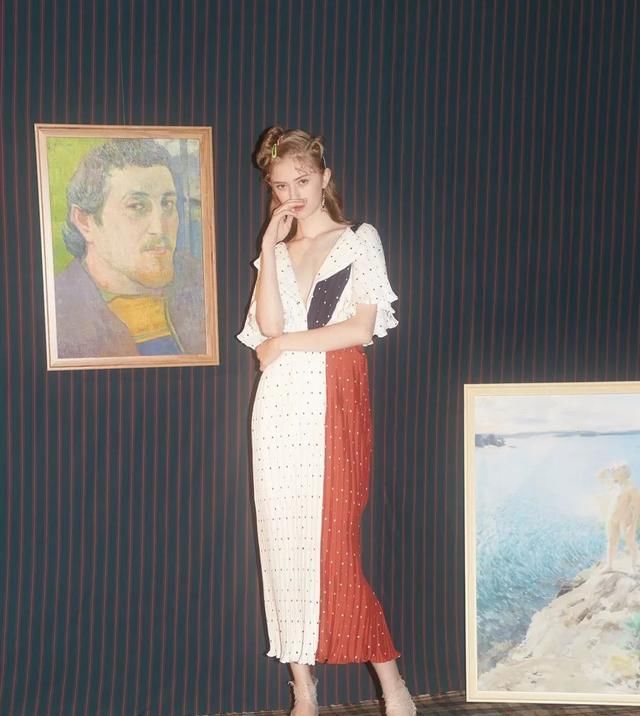 撞色拼接@作为一枚精致的女生,衣橱里需要哪些基础款的时尚单品?