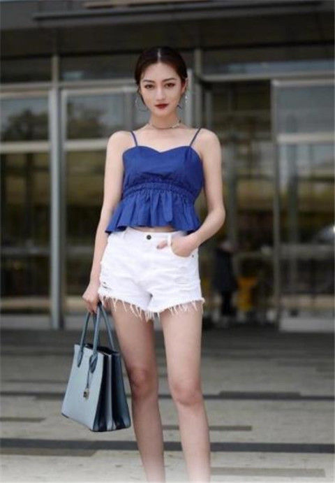  精致|街拍：身穿吊带连衣裙的美女，精致动人，灵气十足