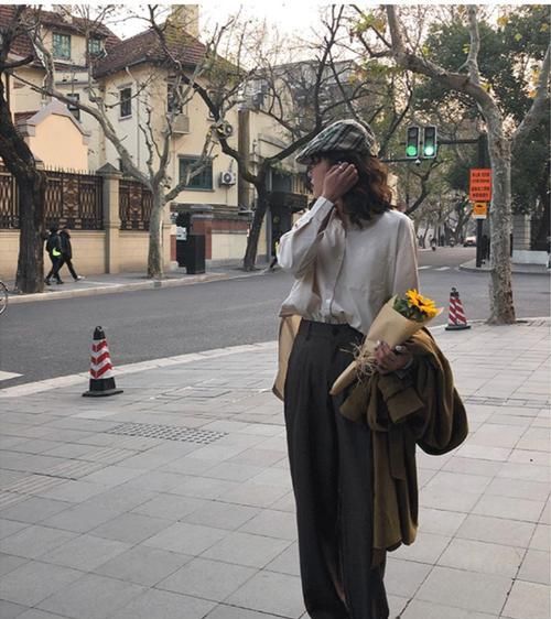  穿搭：女人衬衫不要全塞进裤子，现在流行这3种穿法，时髦高级更有范