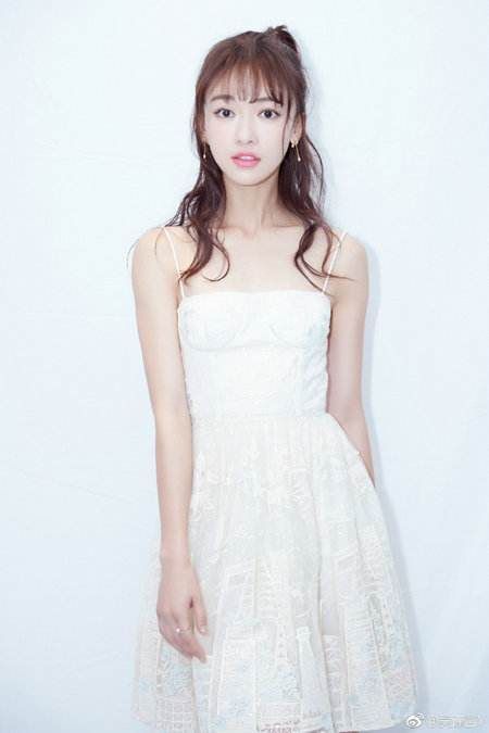 88斤的吴谨言穿小码衬衫裙都塞不满，网友：身材又瘦又柴！