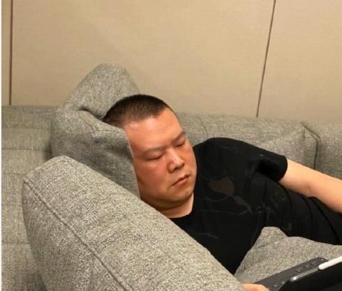 刮胡子@岳云鹏终于刮胡子了,躺沙发上看20年前电视剧,被妻子狂吐槽