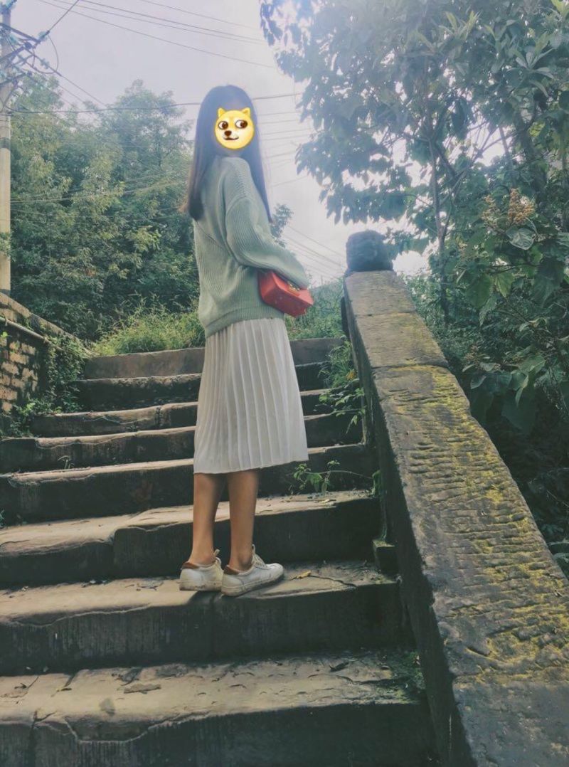 穿衣风格成迷的中年少女