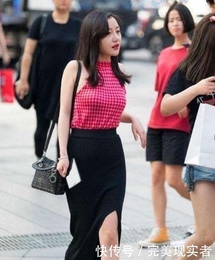 『 美女』具有温婉气质，年轻美女街拍很萌很可爱的美女