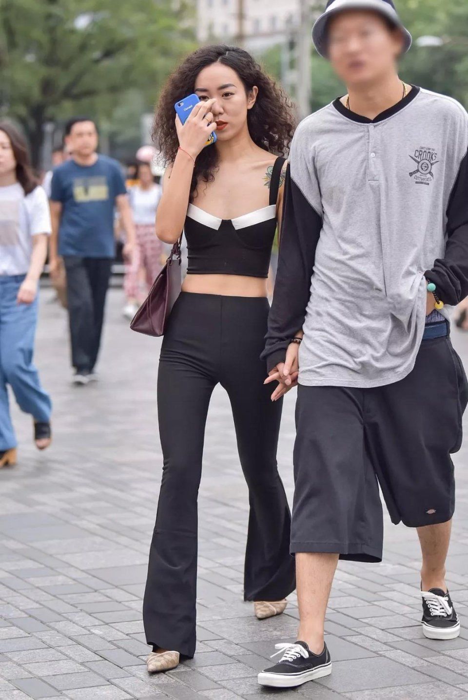 街拍：身姿婀娜动人，穿黑色长裤美臀性感的风韵美女和男友逛街！