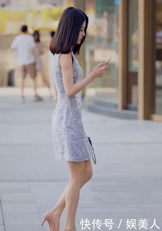 柔美|美女搭配一双透明元素高跟鞋,略带清新的搭配,显得气质非常柔美