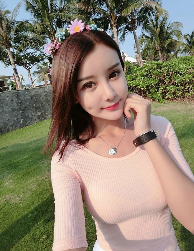 小姐姐躺在公园的椅子上，一袭开叉的紧身针织裙，好身材一览无余