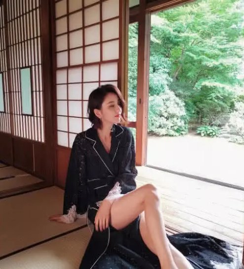 佟丽娅放大招!露脐卫衣秀小蛮腰，网友:果然女神美起来就是不一样