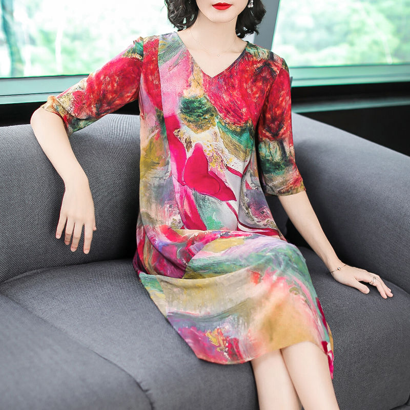 蚕丝裙,穿起来惊艳四方,彰显出妖娆的魅力身材,女人之首选