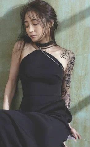 这是姚笛?机场公然穿蕾丝裙，纯素颜毫无气色