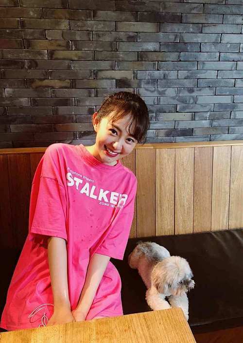 她因爆料赵丽颖陈晓恋情被封杀，穿黑色短裤旁边全部挖成洞