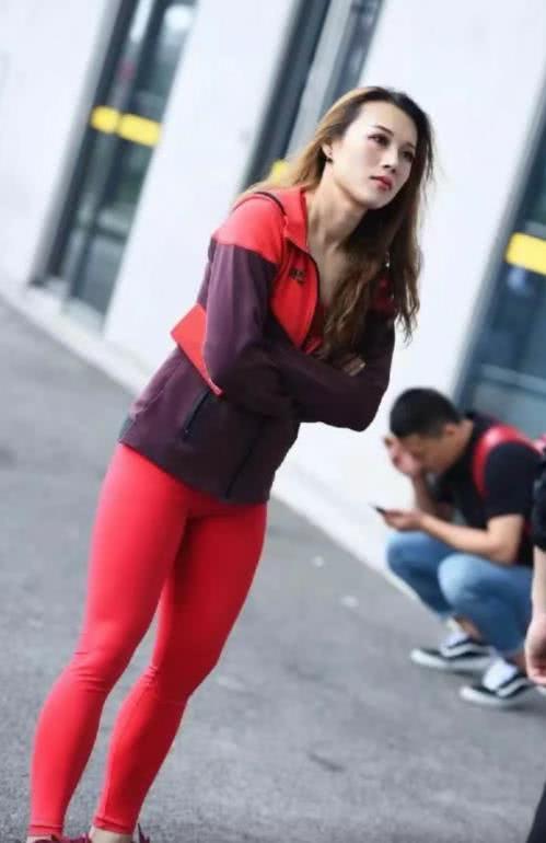 冷酷御姐高冷的表情透着可爱,大红色的紧身裤给你视觉的冲击