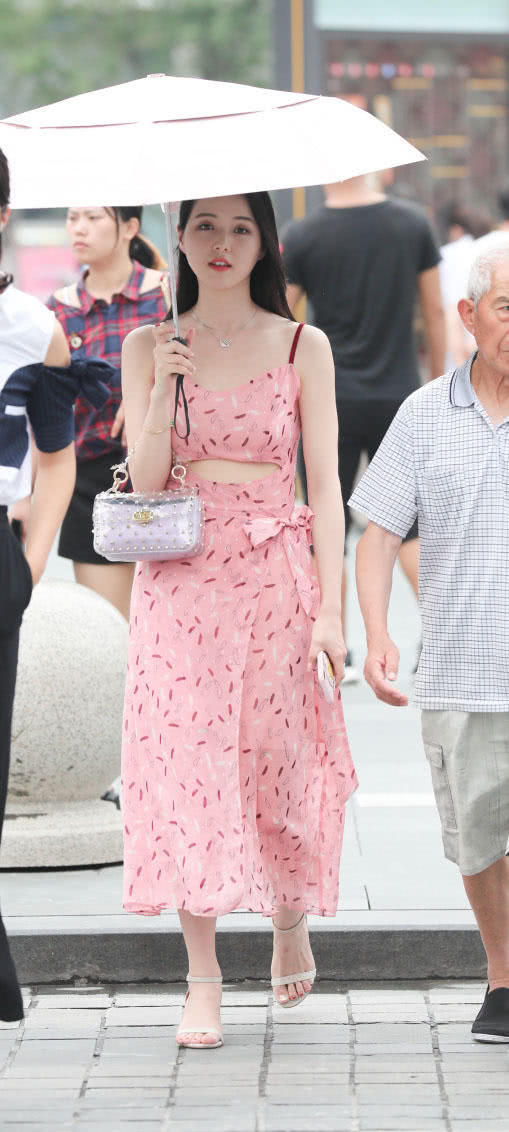 温柔小姐姐穿粉色连衣裙裹出曼妙好身姿,气质优雅很迷人