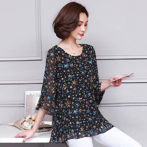 天热了,假如你不想裙子配丝袜,那你试试下面这穿法,好看又气质