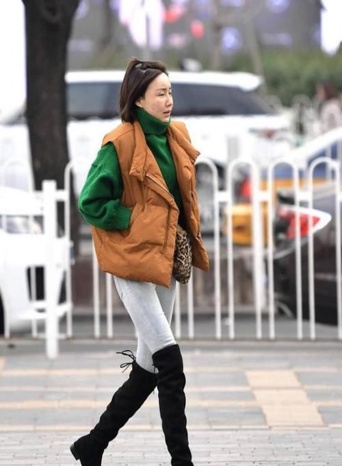 『小姐姐』街拍：巧笑倩兮的小姐姐，一件白色衬衫配黑色长裙，时尚优雅气质