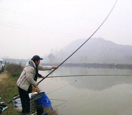  [钓点]抛竿到钓点，还是荡竿到钓点，是侧抛还是贴水抛，其实都没错