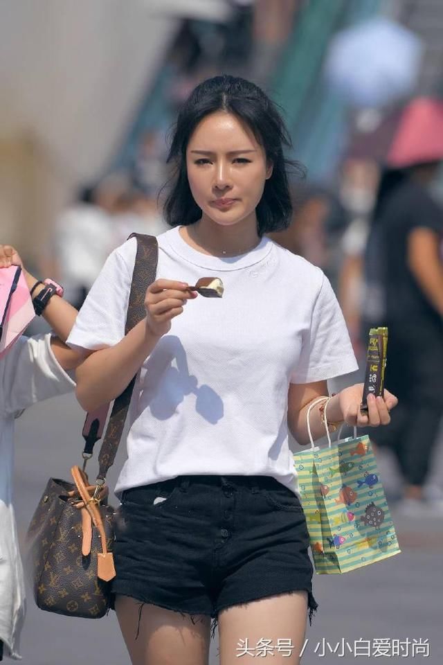 “丰腴”结实的感觉，穿短裤配高跟的美女，这种身材挺劲爆！