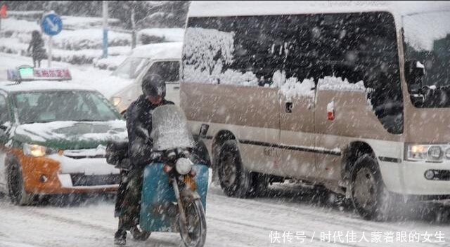  「威海」山东威海突降暴雪，市民全副武装，顶着风雪出门慢行！
