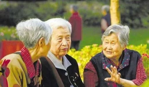 一种新式养老正兴起,不去敬老院,不和子女住,能在农村流行吗?