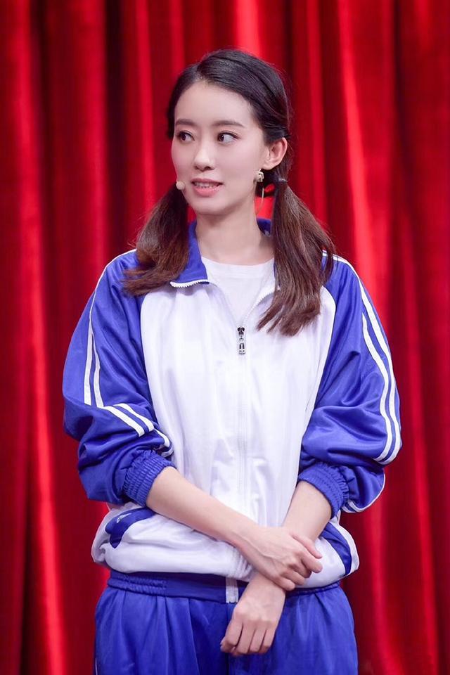 张小斐凭借好身材把大衣都穿得这么性感，网友：难怪能一腿成名