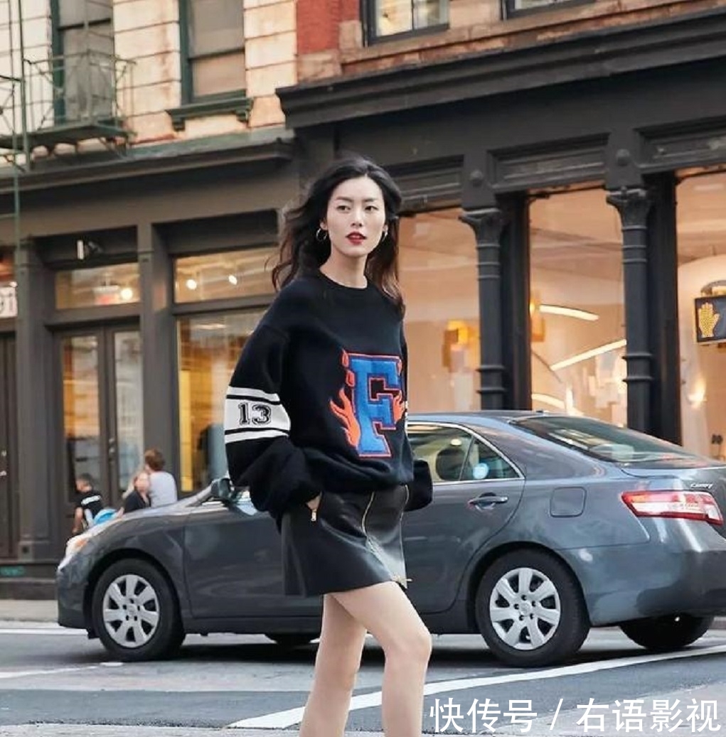  『下半身搭配』卫衣下面少配打底裤，今春跟着明星学穿搭，时髦气质美到爆